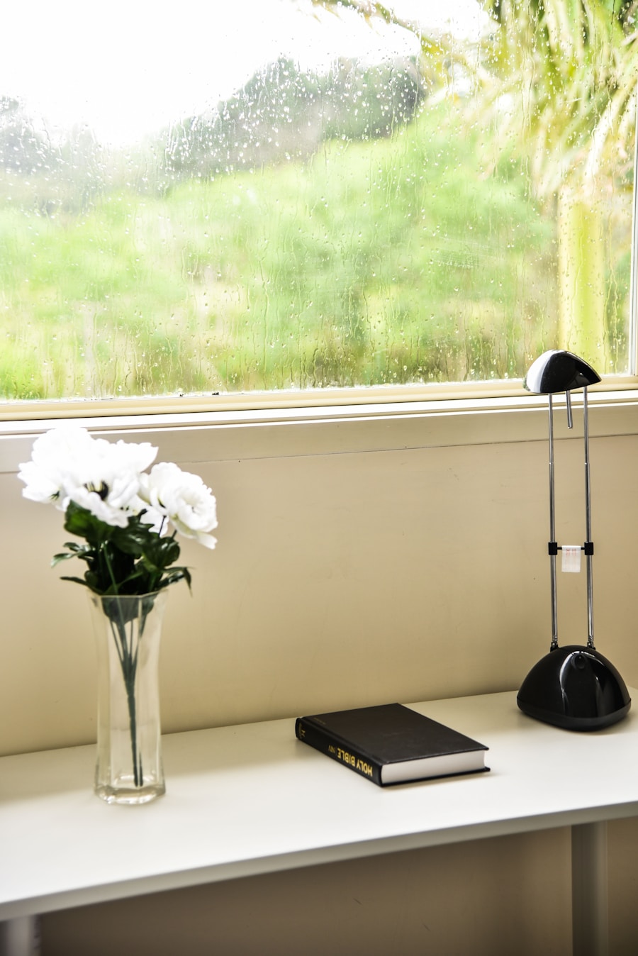 Photo "Bowl-shaped glass table lamp suitable for study room"